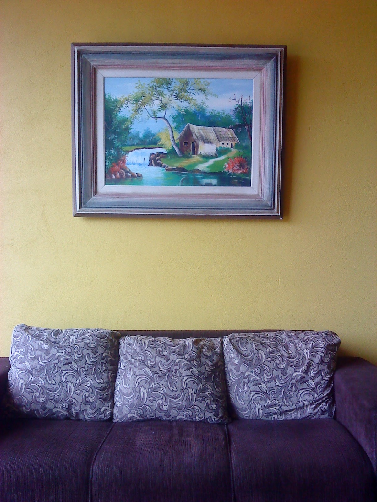 Ambiente interno com quadro decorativo